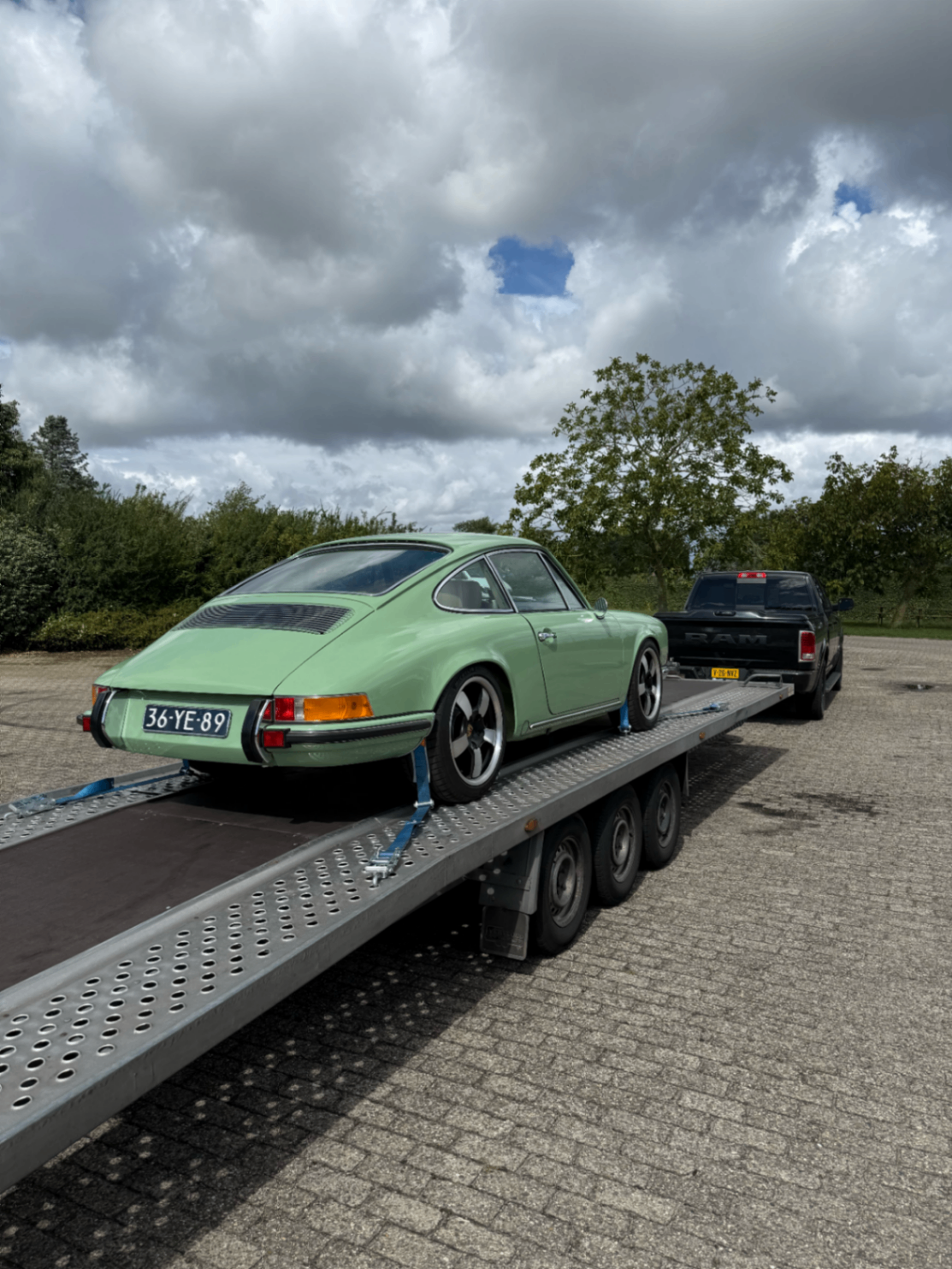Klassieke Porsche zorgvuldig vastgezet op de autotransporter