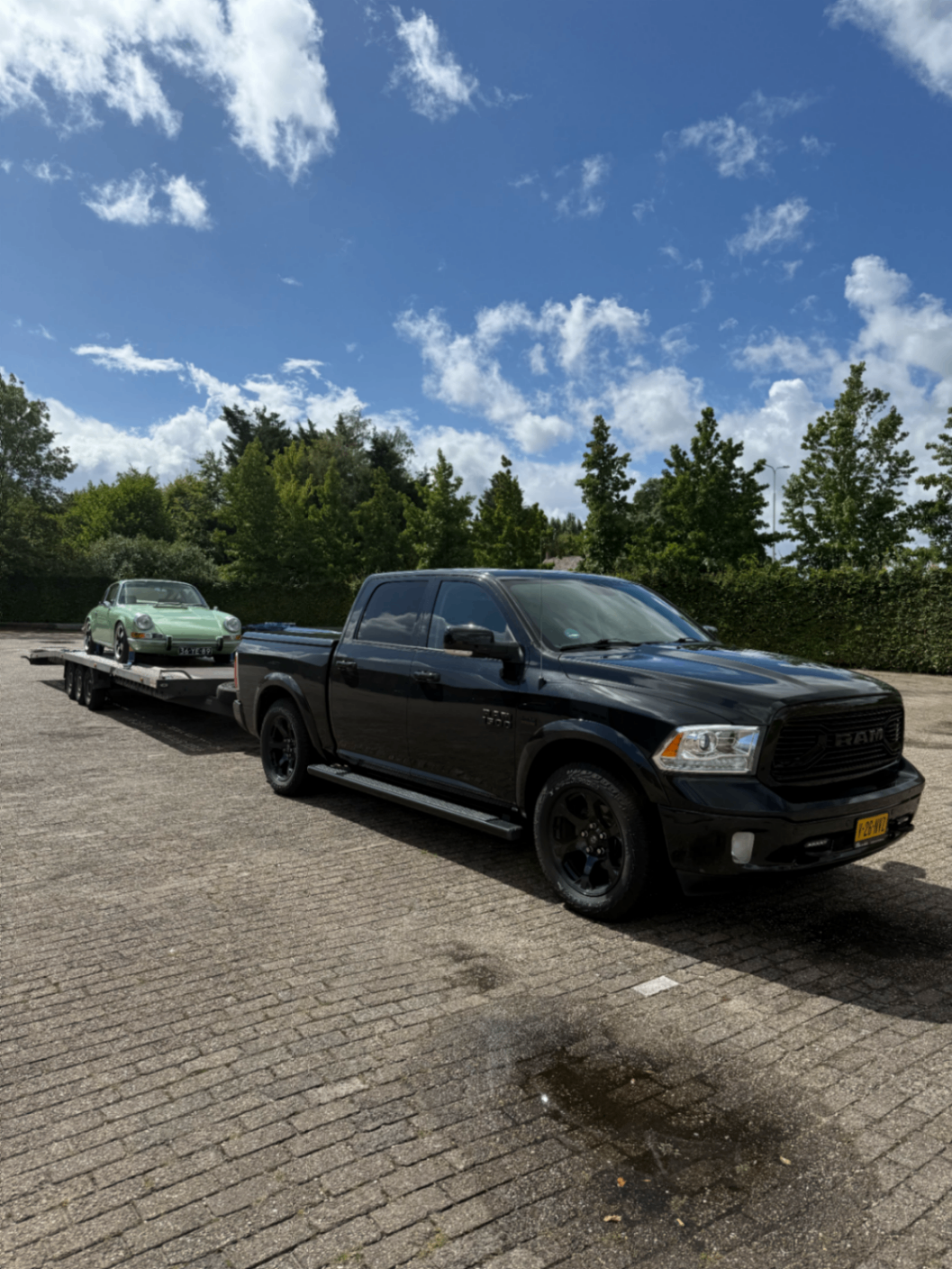 Dodge RAM vervoert een klassieke Porsche