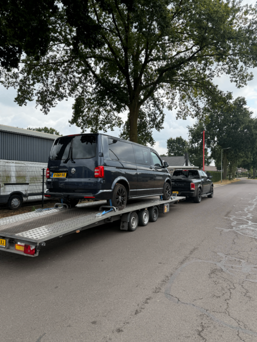 Volkswagen bedrijfswagen veilig vastgezet op de autotransporter