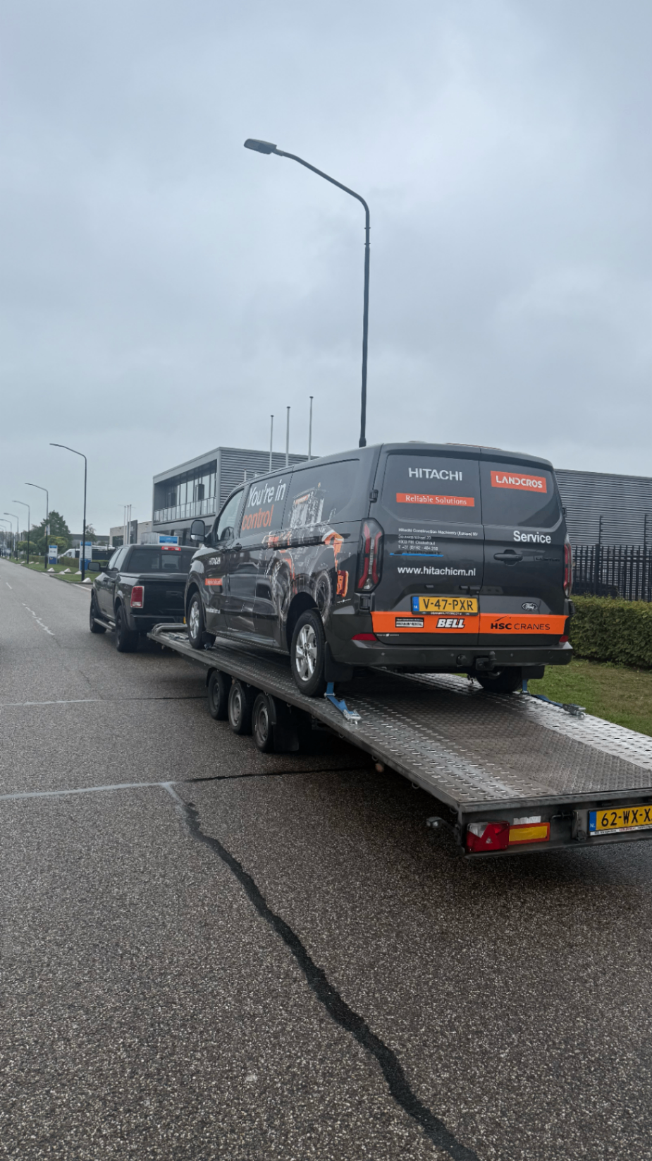 Bedrijfswagen vervoerd op een autotransporter