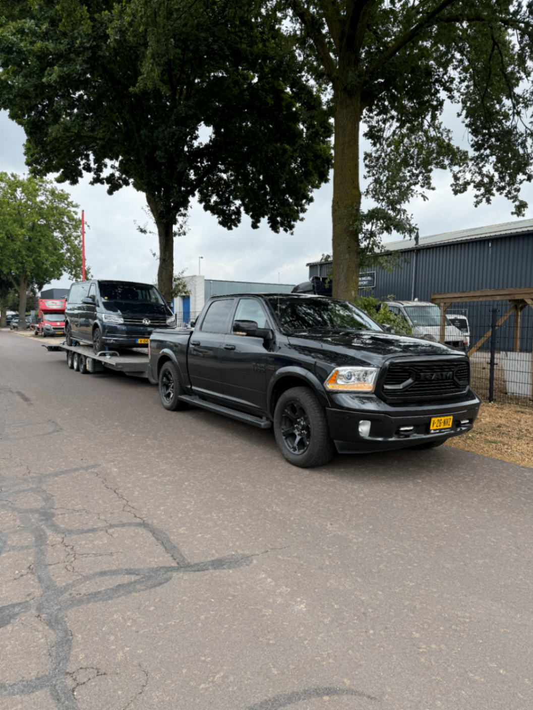 Dodge RAM met autotransporter en Volkswagen bedrijfswagen