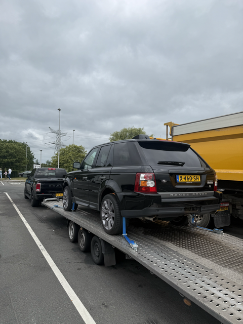 Range Rover vastgezet op de autotransporter