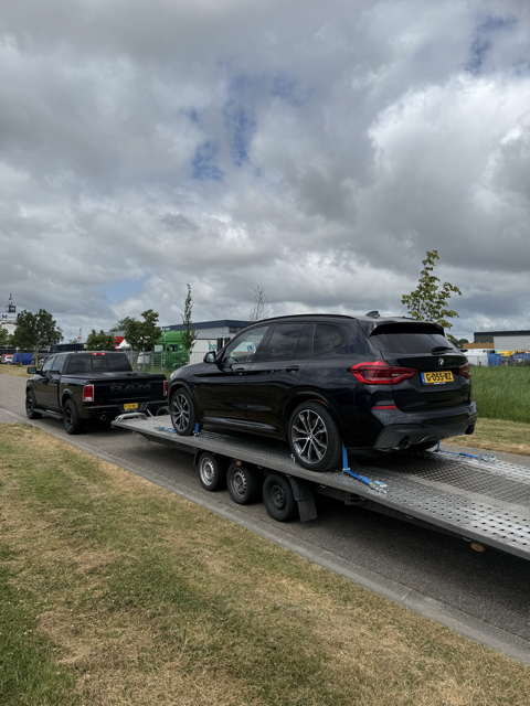 Zwarte BMW SUV veilig vervoerd