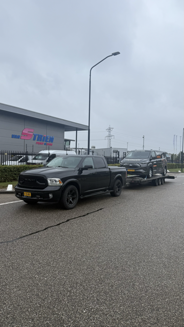 Dodge RAM met een bedrijfswagen op de autotransporter