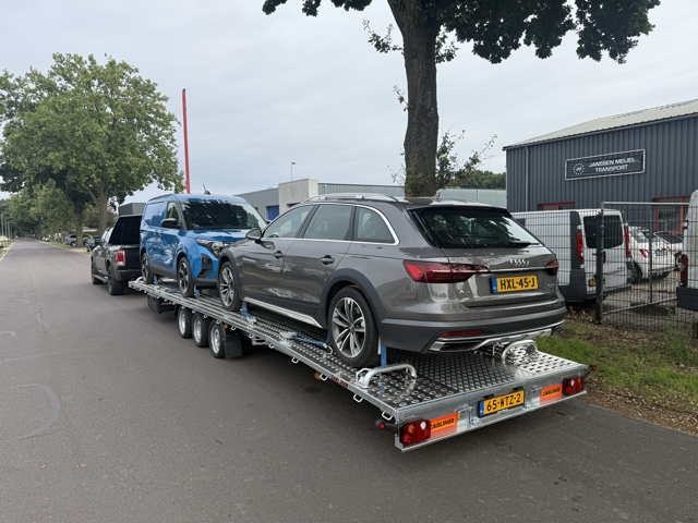 Audi en blauwe personenauto samen vervoerd