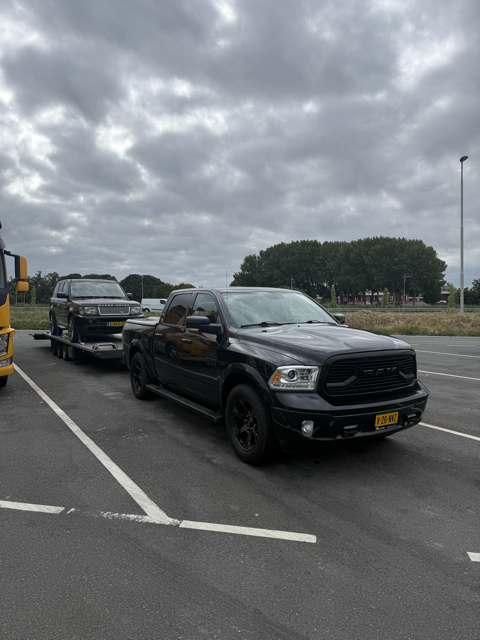 Dodge RAM vervoert een Range Rover