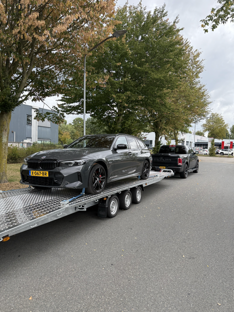 BMW zorgvuldig vastgezet op de autotransporter